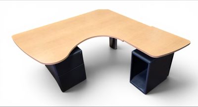 une image représentant un bureau sur lequel se trouve un ordinateur