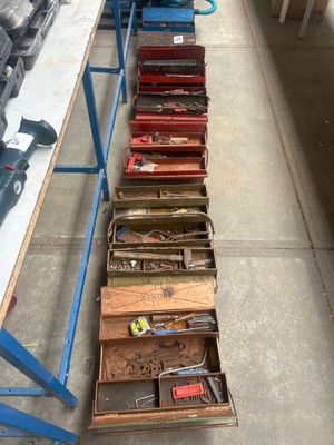 une longue table sur laquelle sont posés tout un tas d'outils