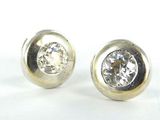 paire de boucles d'oreilles en diamant sur fond blanc