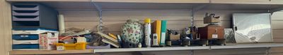 une étagère sur laquelle sont posés de nombreux livres, dans une pièce