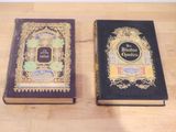 deux livres posés sur une table en bois