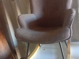 une chaise posée sur une boîte