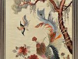 une image représentant un tableau représentant des oiseaux et des fleurs accroché au mur