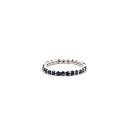 gros plan d'une bague sur fond blanc