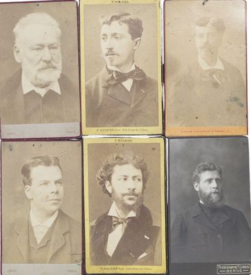 six photographies anciennes représentant des hommes en costume et nœud papillon, alignées les unes à côté des autres