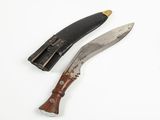 une paire de deux couteaux posés sur une surface blanche ; l'un a un manche en bois et l'autre un manche noir