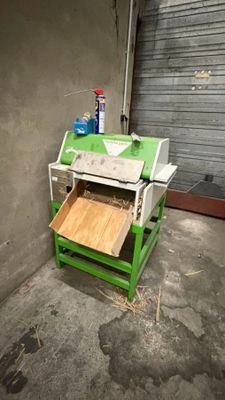une machine verte qui trône dans un coin de la pièce