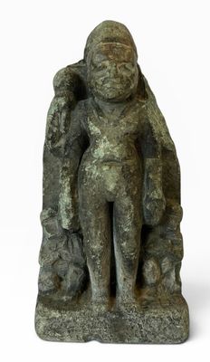 statue d'une femme tenant un enfant dans ses bras