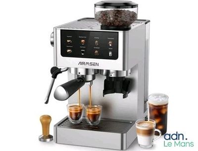 une photo d'une machine à expresso avec deux tasses de café