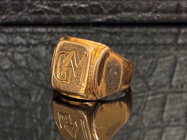 Chevalière « GM » en or 18 carats 750 millièmes. En règle. Poids ...