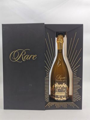 un gros plan sur une bouteille de champagne dans un coffret noir