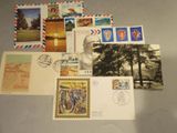 beaucoup de timbres et de cartes postales sur la table