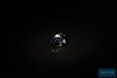un diamant dans l'obscurité sur fond noir