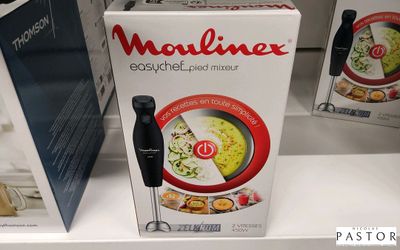 une boîte de nourriture exposée sur l'étagère