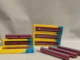 quatre crayons de couleur différents sont alignés sur une surface blanche