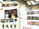 une pile de cartes postales posées sur une table, sur lesquelles figurent des images