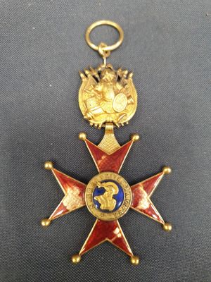 gros plan d'une médaille sur une surface noire