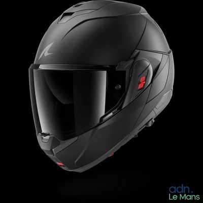 un gros plan d'un casque de moto sur fond noir