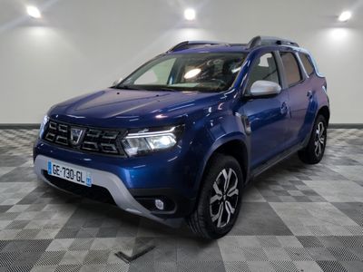 une photo d'une dacia bleue garée dans un garage