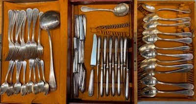 de nombreuses cuillères et cuillères-couteaux dans une boîte en bois