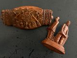 deux figurines en bois posées sur une table
