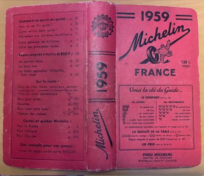 un vieux livre sur lequel figure la photo d'un joueur de baseball