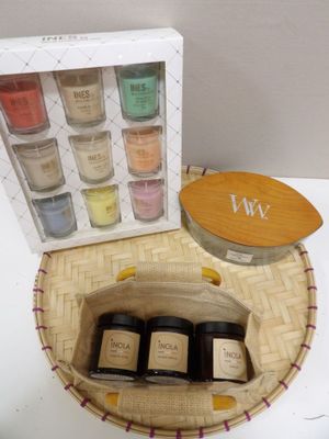 un panier contenant différentes bouteilles de peinture