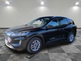Une Ford Escape noire de 2020 est exposée dans un showroom