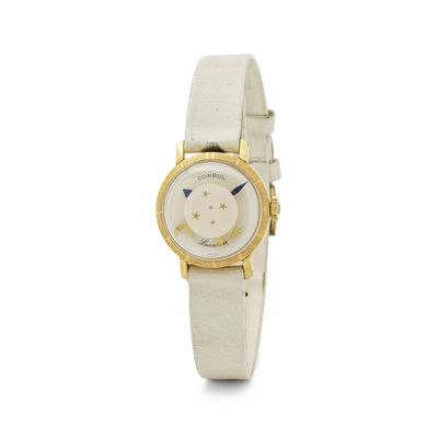 une image d'un gros plan d'une montre-bracelet sur une surface blanche