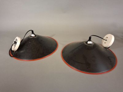 une paire de lampes noires et blanches avec des finitions orange sur un fond gris