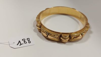 une photo d'une bague en or posée sur une table blanche