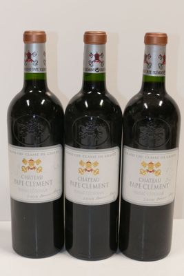 trois bouteilles de vin posées sur une table blanche