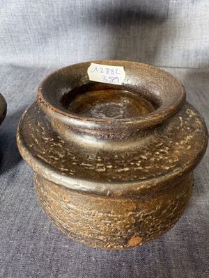 deux vases posés sur une table