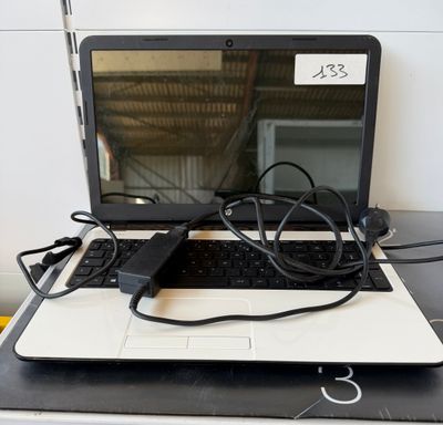 un ordinateur portable posé sur un bureau