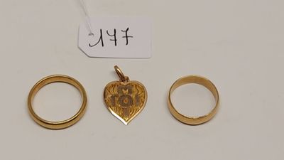trois bagues en or et un pendentif en forme de cœur en or