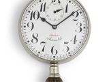 une horloge accrochée au mur sur laquelle figurent des chiffres