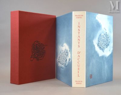deux livres posés l'un sur l'autre sur une table