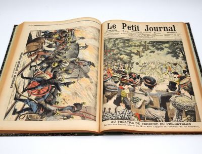 un livre ouvert sur lequel figure l'image d'un homme à cheval et d'un homme à cheval
