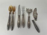 six couverts, dont un couteau, une fourchette, une cuillère et un repose-cuillère