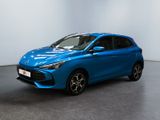 Une voiture bleue est garée dans une pièce aux murs blancs.