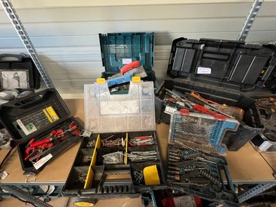 un grand nombre d'outils posés sur une table