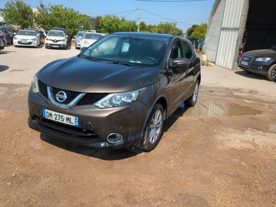 une Nissan Murano marron garée sur un parking