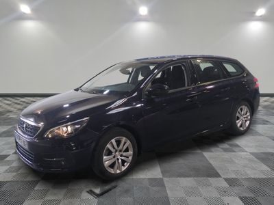 la photo d'une voiture bleue garée sur un sol à carreaux