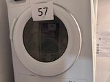 un lave-linge et un sèche-linge blancs dans une petite pièce