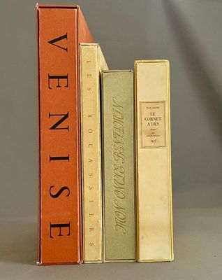trois livres sont empilés sur une table