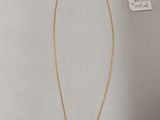 un collier en or avec un pendentif en perle, monté sur une chaîne en or