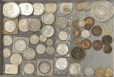 beaucoup de pièces de monnaie dans une boîte sur la table