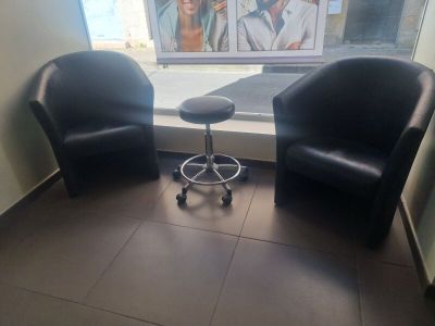 deux chaises noires assises l'une à côté de l'autre dans une pièce