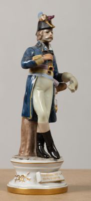 une figurine représentant un homme en uniforme militaire