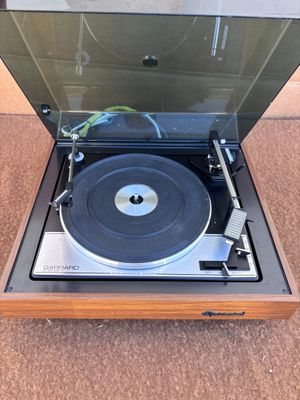 un tourne-disque posé par terre